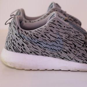 Nike Mens Roshe Run Custom Painted 7 Yzy